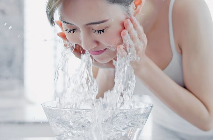 Cách rửa sạch mặt bằng nước muối sinh lý mà không cần dùng sữa rửa mặt