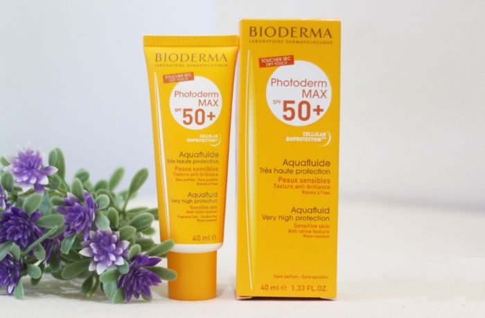 Review kem chống nắng Bioderma có tốt không? Sản phẩm còn có kết cấu dạng lotion mỏng nhẹ, mát, dễ thẩm thấu vào da, không gây bết dính hay nhờn rít, bóng nhẫy và không gây kích ứng da.