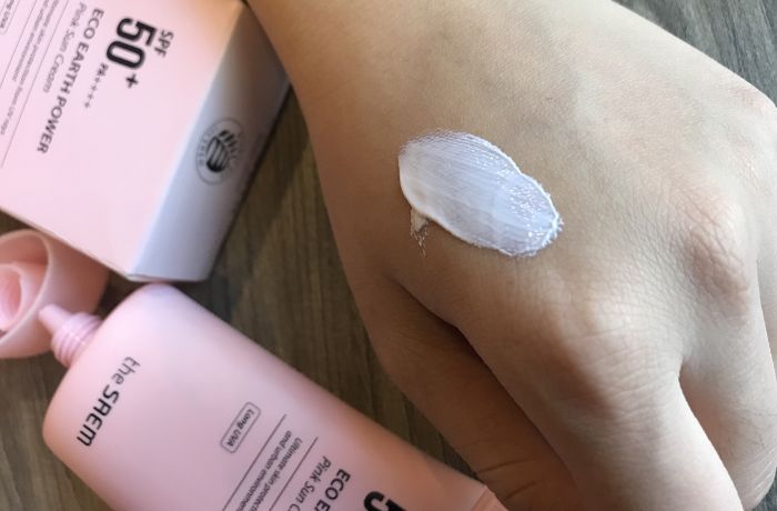 Kem chống nắng The Saem chứa các chất chống nắng hóa học và vật lý, giúp bảo vệ da khỏi tia UVB, UVA và tia cực tím.