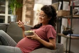 Ăn đêm khi mang thai: Lợi và hại mẹ bầu cần biết
