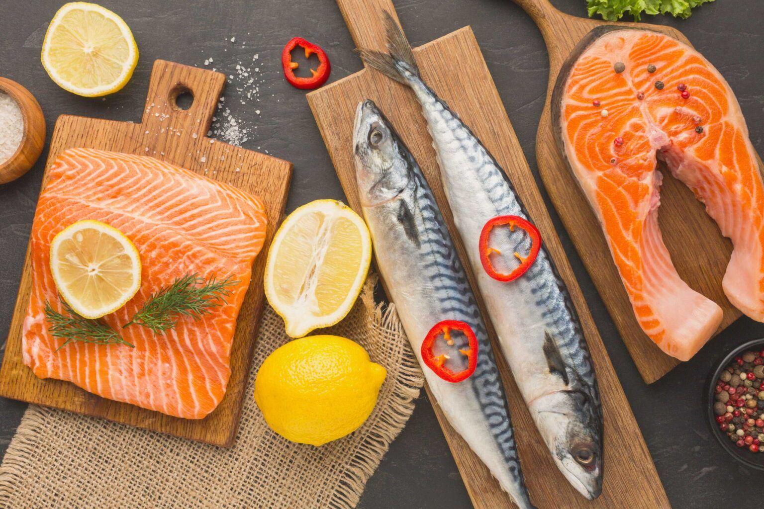 Cá hồi giàu Omega-3 là thực phẩm tốt cho thận giúp cải thiện huyết áp và bảo vệ mạch máu.