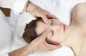 Bấm huyệt chữa đau đầu: Giải pháp tự nhiên giúp xua tan căng thẳng hiệu quả